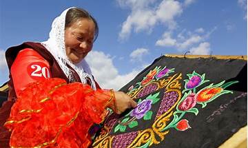 Wonderful Encounter of ＂Intangible Heritage＂ in Hunan and Xinjiang with ＂Embroidery＂ as the Media